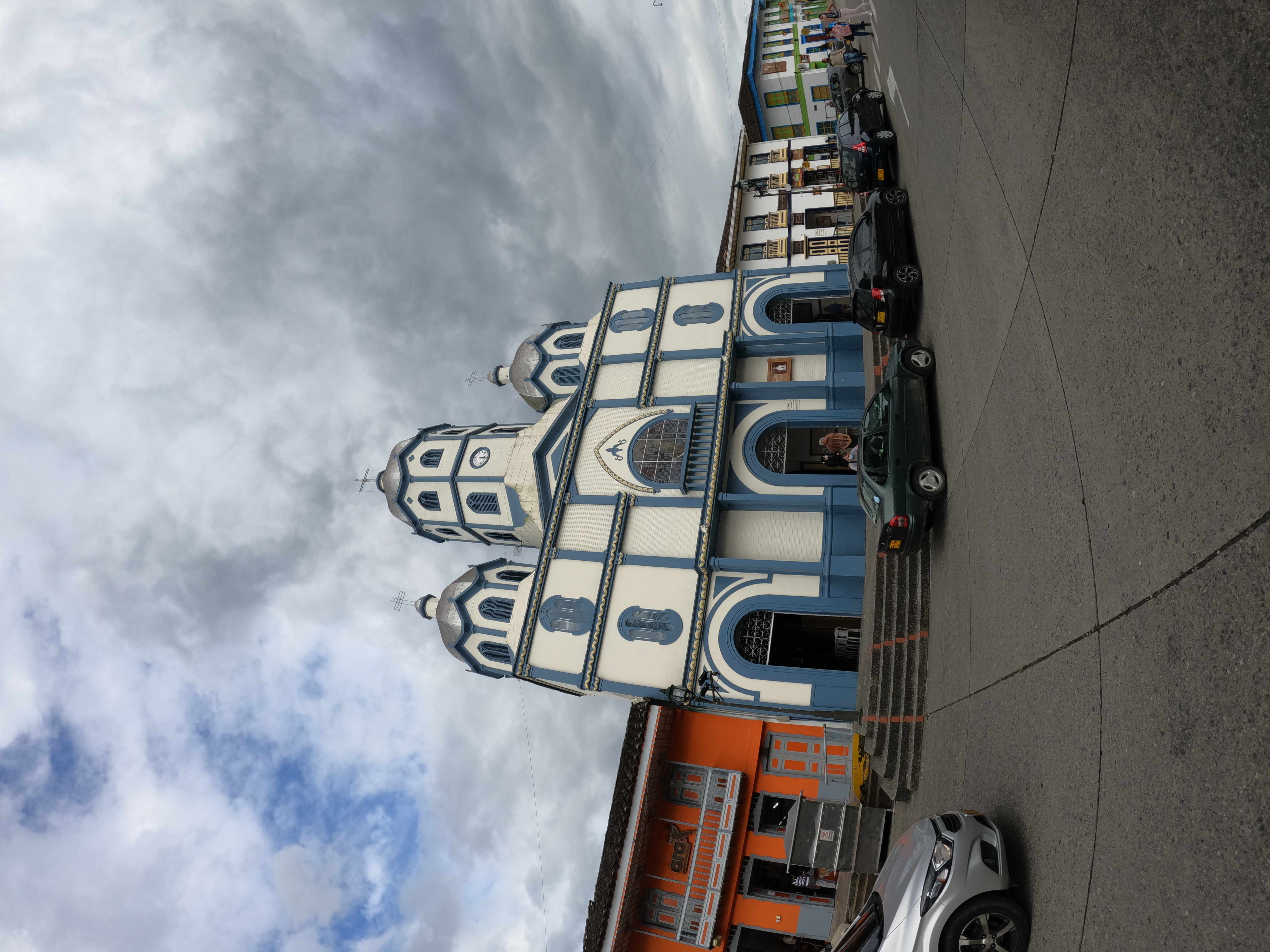 Eje Cafetero: Descubre montañas de cafetales, pueblos coloniales llenos de color y la calidez de su gente