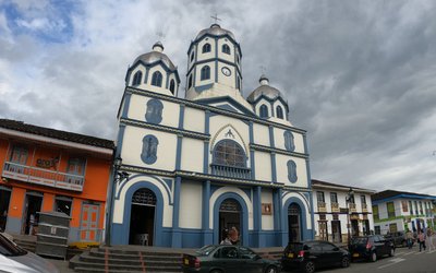 Eje Cafetero: Descubre montañas de cafetales, pueblos coloniales llenos de color y la calidez de su gente